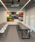 sala konferencyjna z obrazami